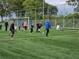 Laatste training S.K.N.W.K. JO7-1 (partijtje tegen de ouders) van maandag 27 mei 2024 (136/180)